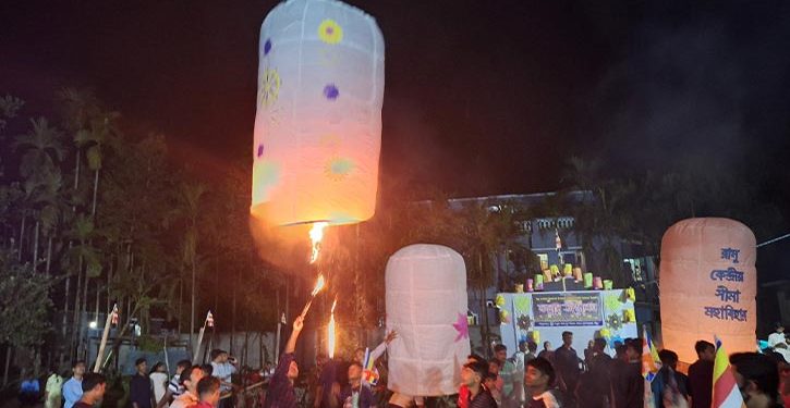 রংবেরঙের ফানুসে বর্ণিল রাতের আকাশ