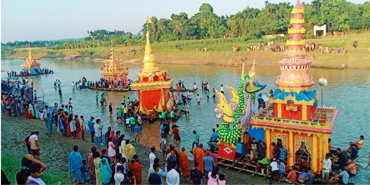 রামুতে জাহাজ ভাসা উৎসবে জেলা প্রশাসক: সাম্প্রদায়িক সম্প্রীতির প্রকৃষ্ট উদাহরণ বাঁকখালী নদীতে জাহাজ ভাসা উৎসব
