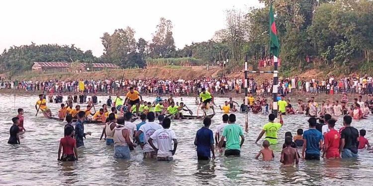 রামুর বাঁকখালী নদীতে উৎসব মুখর আয়োজনে লোকজ ক্রীড়া ‘নৌকা বাইচ’ অনুষ্ঠিত