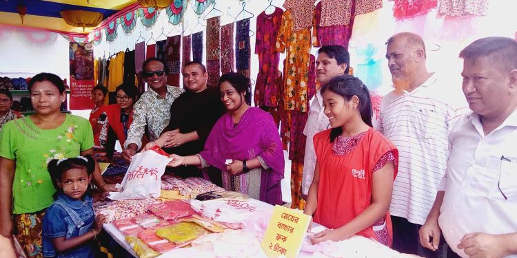 সুবিধাবঞ্চিত মানুষের জন্যে বিদ্যানন্দের উদ্যোগ: রামুতে ১০ টাকার আনন্দ হাট