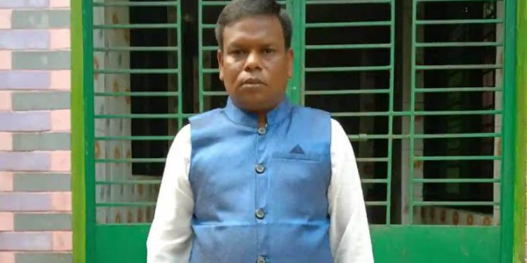 মন্ত্রীর সঙ্গে তোলা ছবি দেখিয়ে চাকরির প্রলোভন দিয়ে প্রতারণা