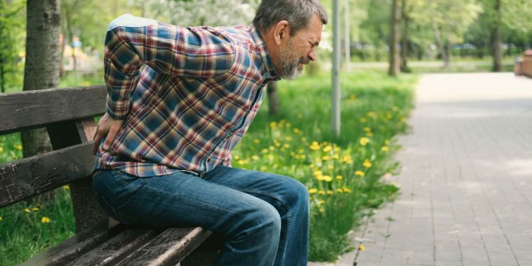 ব্যাক পেইন কেন হয়? সমাধানের ঘরোয়া উপায় জেনে নিন