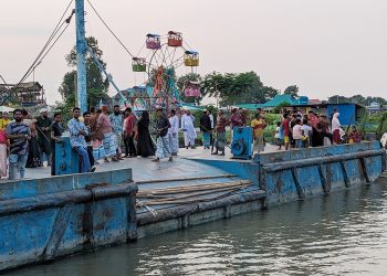 ড্রেজার আটক করে ইউএনওকে জানালেন এলাকাবাসী
