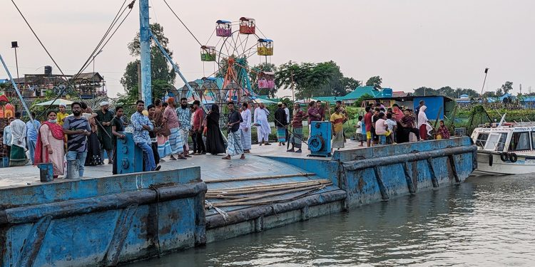 ড্রেজার আটক করে ইউএনওকে জানালেন এলাকাবাসী