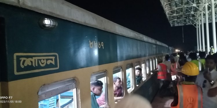 রামু রেল জংশনে হাজারো জনতার ভীড় : সাগর পাড়ে পৌঁছে গেলো রেলগাড়ি