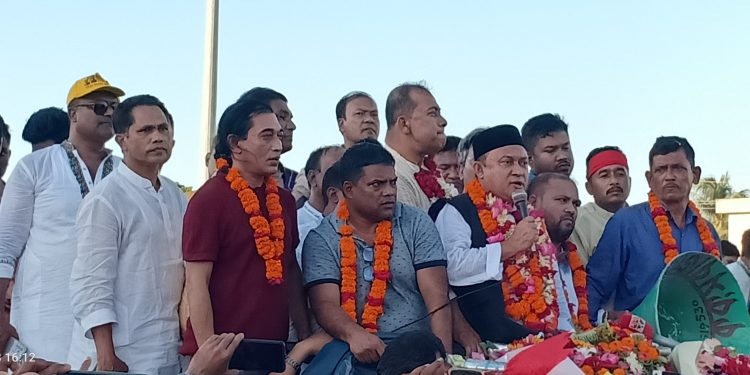 কক্সবাজার বিমানবন্দরে এমপি কমলকে সংবর্ধনা