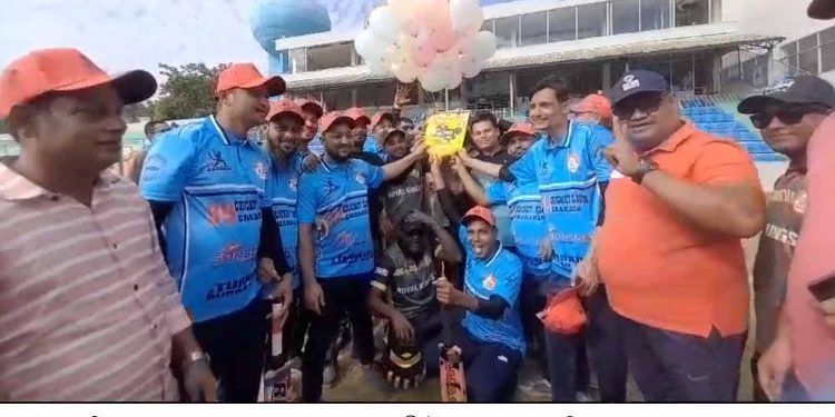 এসএসসি ৯৯ ব্যাচ ক্রিকেট টূর্ণামেন্টে রয়েল কিংস ৯৯ ও আইল্যান্ড ওয়ারিয়র্স-৯৯ মহেশখালী’র শুভ সূচনা