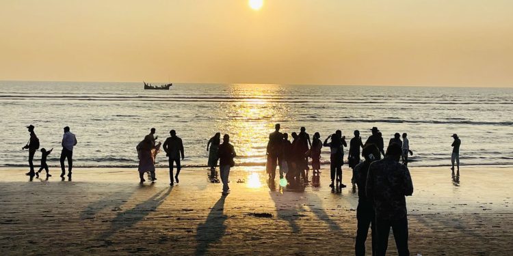 কক্সবাজার সৈকতে বছরের শেষ সূর্যাস্ত দেখলেন পর্যটকরা