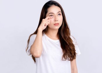 চোখের পাতা কাঁপে কেন?