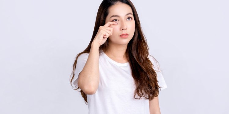 চোখের পাতা কাঁপে কেন?