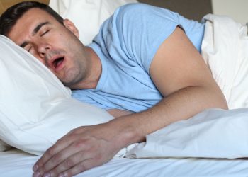 ঘুমালে মুখ থেকে লালা পড়ে? জেনে নিন কারণ