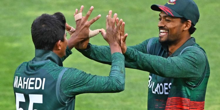 বাংলাদেশকে জোড়া সাফল্য দিলেন মেহেদী