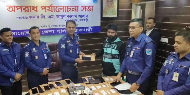 হারানো ১০০ মোবাইল ফোন উদ্ধার করে ফেরত দিলো পুলিশ