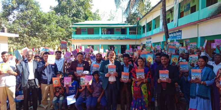 লামার গজালিয়া উচ্চ বিদ্যালয়ে নতুন বই বিতরণ