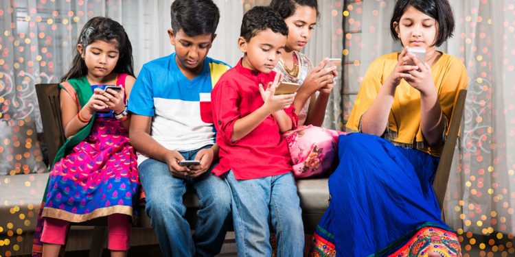 শিশুকে মোবাইল ফোন থেকে দূরে রাখবেন যেভাবে