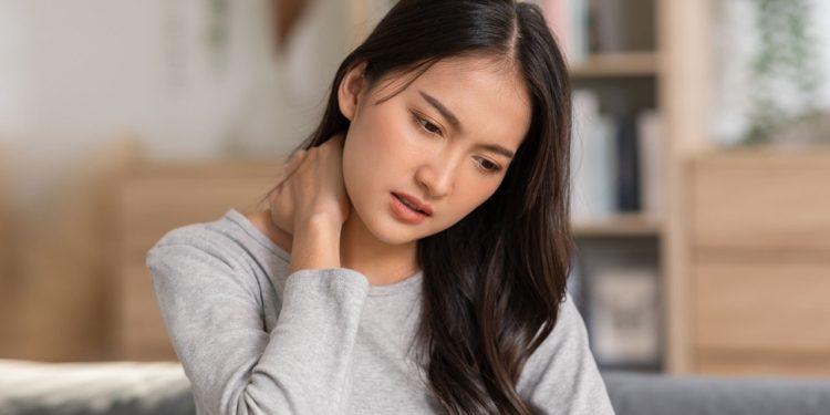 ঘাড়ে ব্যথা কেন হয়? জেনে নিন ঘরোয়া প্রতিকার