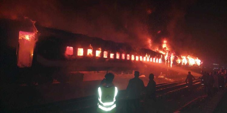 বেনাপোল এক্সপ্রেস ট্রেনে আগুন, নিহত ৪