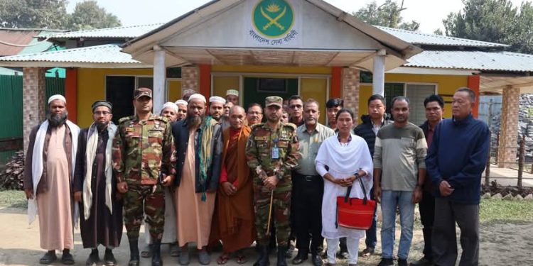 আলীকদম সেনাজোন কর্তৃক আর্থিক সহায়তা বিতরণ