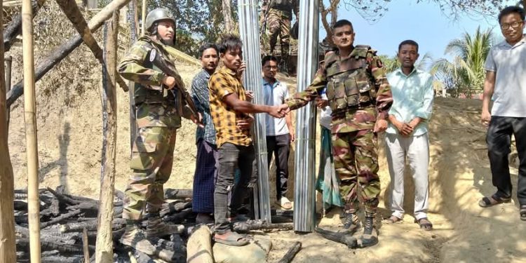 লামায় আগুনে ক্ষতিগ্রস্ত পরিবারের পাশে আলীকদম সেনাজোন