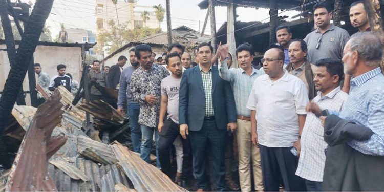 রামুতে অগ্নিকান্ডে ক্ষতিগ্রস্ত পরিবারের পাশে সাবেক সাংসদ কাজল