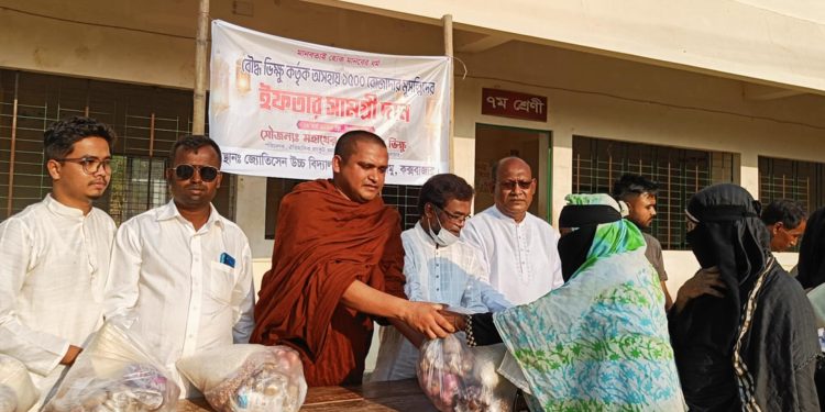 রামুতে দেড় হাজার রোজাদারকে ইফতার সামগ্রী দিলেন বৌদ্ধ ভিক্ষু কে শ্রী জ্যোতিসেন মহাথের