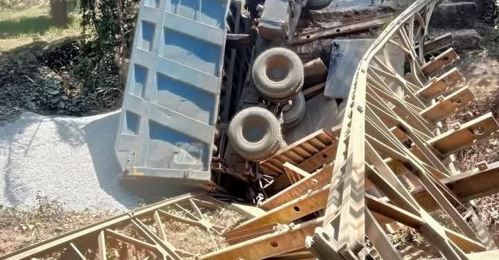 বেইলি ব্রিজ ভেঙে আজিজনগর-গজালিয়া সড়কে যোগাযোগ বন্ধ