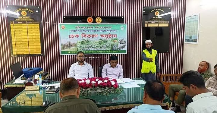 লামায় বন্য হাতি দ্বারা ক্ষতিগ্রস্তদের মাঝে অর্থ সহায়তা বিতরণ