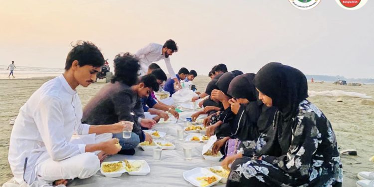 মহান স্বাধীনতা দিবসে সমুদ্র সৈকতে ছিন্নমূল মানুষদের নিয়ে ইফতার