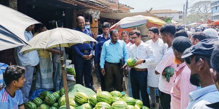 রামুতে দ্রব্যমূল্য নিয়ন্ত্রণে ভোক্তার অভিযান : পাঁচ ব্যবসা প্রতিষ্ঠানকে জরিমানা