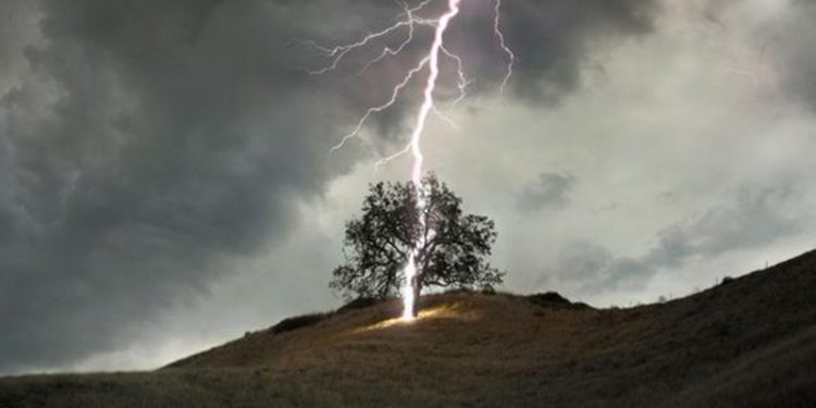 বজ্রপাত হলে যা করবেন!