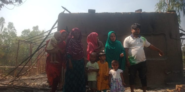 লামায় দুর্বৃত্তরা আগুনে পুড়ে দিল অসহায় পরিবারের বসতঘর বসতঘর