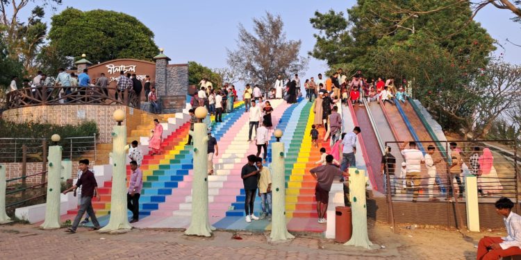 ঈদে বান্দরবানে পর্যটকের উপচেপড়া ভিড়!