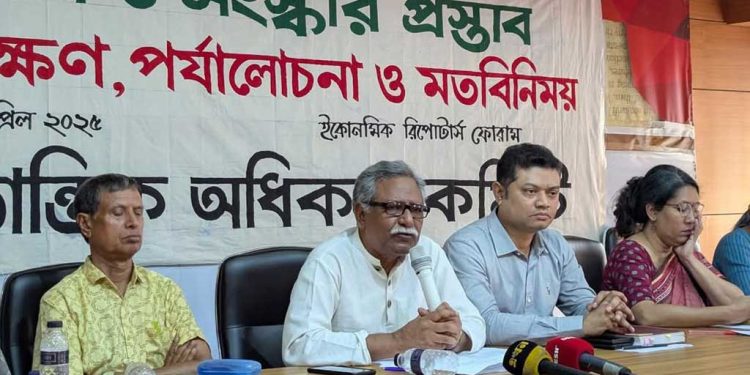 একটা গোষ্ঠী নারীর সক্রিয়তাকে ভয় পায়: আনু মুহাম্মদ