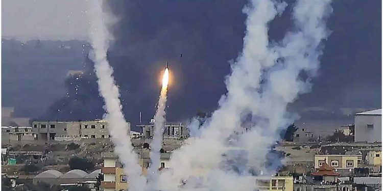 গাজা থেকে ইসরায়েলে একের পর এক ক্ষেপণাস্ত্র হামলা হামাসের