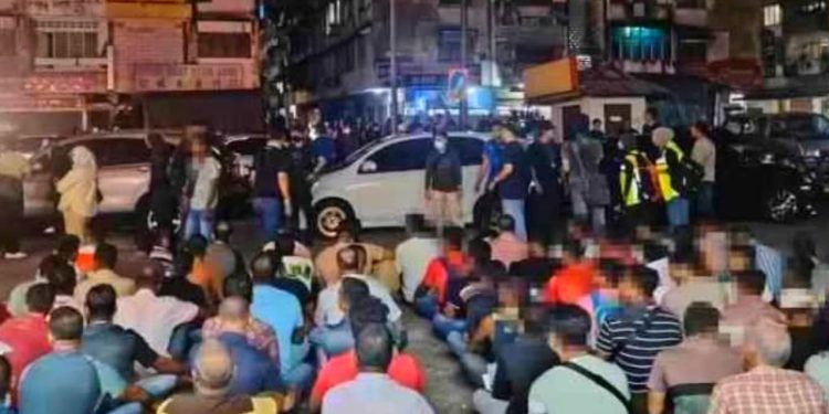 মালয়েশিয়ায় অভিযানে ১৬৫ বাংলাদেশি আটক