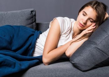 দিনের বেলা ঘুমাতে ভালোবাসেন? জেনে নিন কী হয়