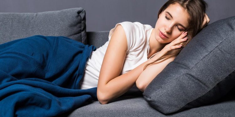 দিনের বেলা ঘুমাতে ভালোবাসেন? জেনে নিন কী হয়