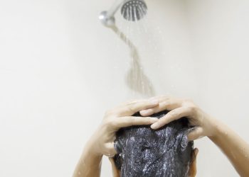 প্রতিদিন শ্যাম্পু ব্যবহার কি ক্ষতিকর?