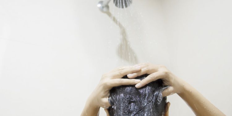 প্রতিদিন শ্যাম্পু ব্যবহার কি ক্ষতিকর?