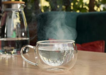 গরমেও গরম পানি পান করবেন যে কারণে
