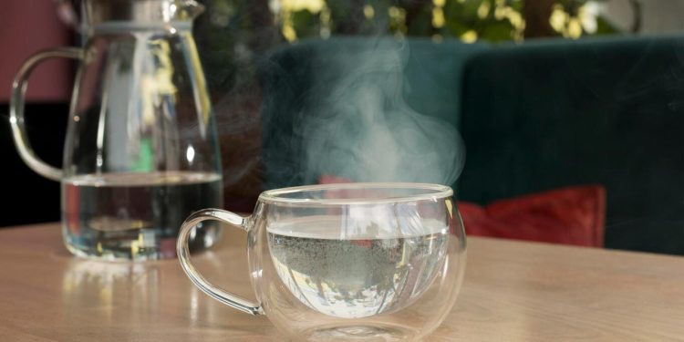 গরমেও গরম পানি পান করবেন যে কারণে