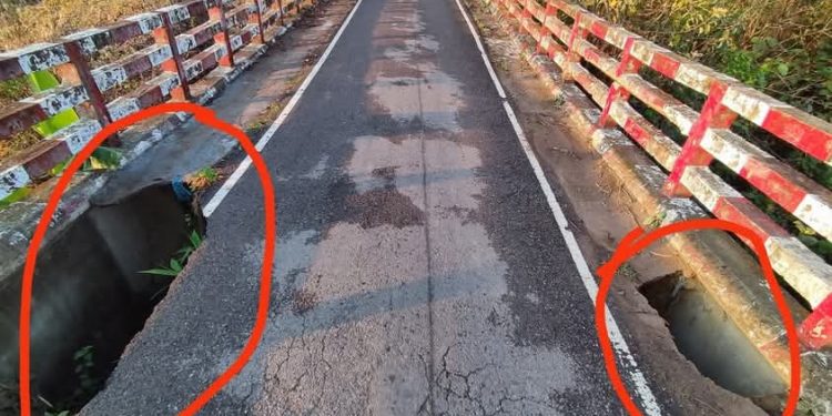 লামা -ফাইতং সড়কে ব্রিজে বড় গর্ত, দুর্ঘটনার আশঙ্কা