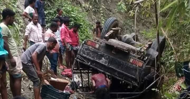 আলিকদমে জীবগাড়ি খাদে পড়ে নিহত ১, আহত ২৩