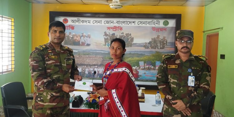 আলীকদমে সেনাজোনের  উদ্যোগে অনুদান বিতরণ