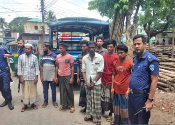 বান্দরবানে পুলিশের অভিযানে ৮ রোহিঙ্গা আটক