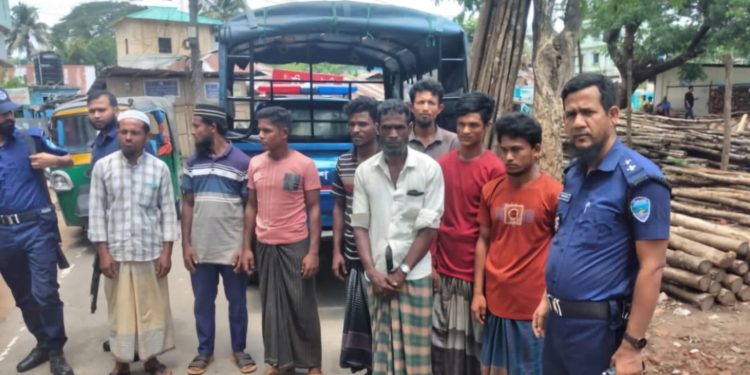 বান্দরবানে পুলিশের অভিযানে ৮ রোহিঙ্গা আটক