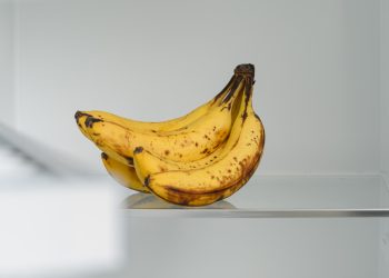 যেসব ফল ফ্রিজারে রাখাই ঠিক না
