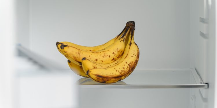 যেসব ফল ফ্রিজারে রাখাই ঠিক না