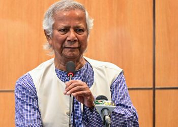 আইনশৃঙ্খলা পরিস্থিতি নিয়ে তিন বাহিনীপ্রধানের সঙ্গে প্রধান উপদেষ্টার বৈঠক