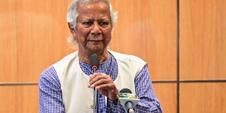 আইনশৃঙ্খলা পরিস্থিতি নিয়ে তিন বাহিনীপ্রধানের সঙ্গে প্রধান উপদেষ্টার বৈঠক